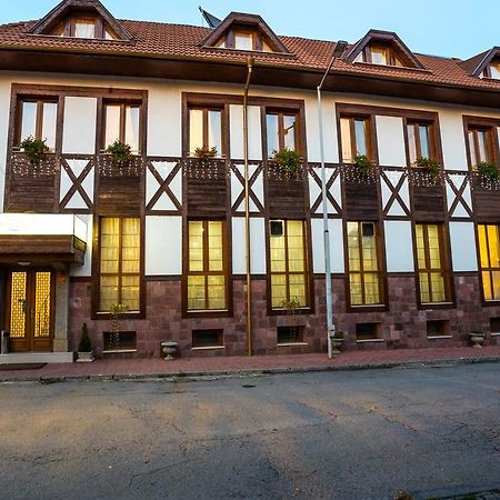 Family Hotel Teteven Exterior foto