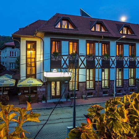 Family Hotel Teteven Exterior foto