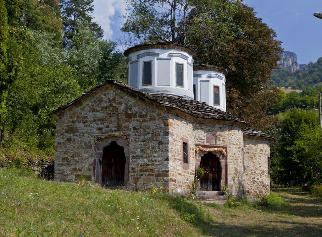Family Hotel Teteven Exterior foto