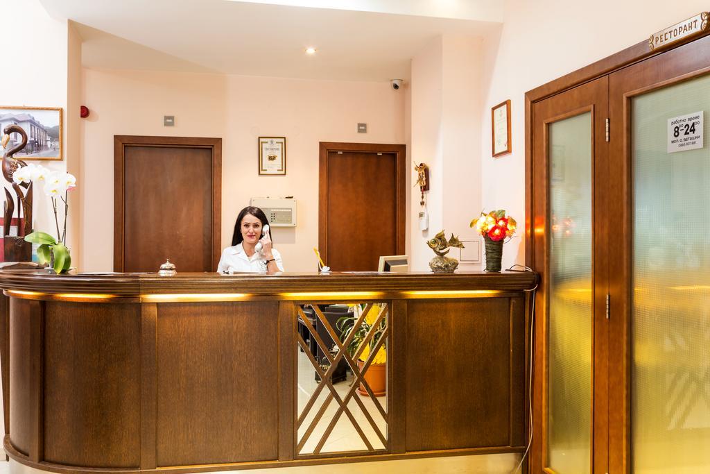 Family Hotel Teteven Exterior foto