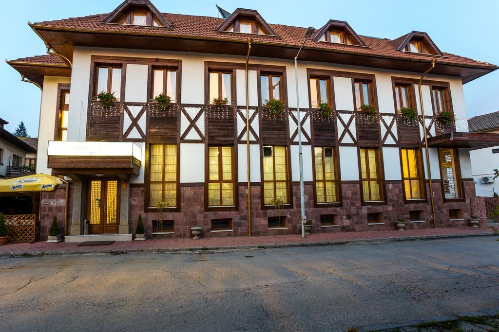 Family Hotel Teteven Exterior foto