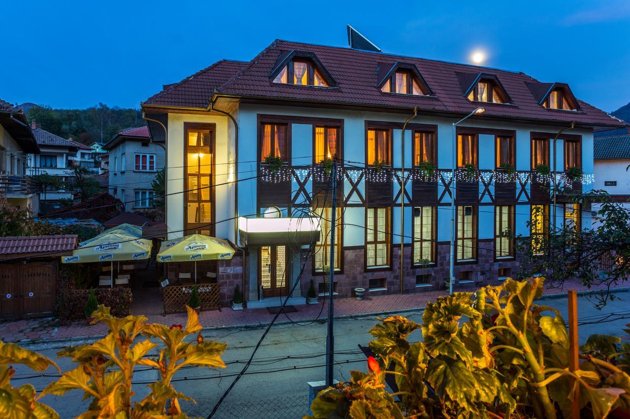 Family Hotel Teteven Exterior foto